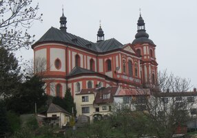 přímo okolo tohoto barokního skvostu