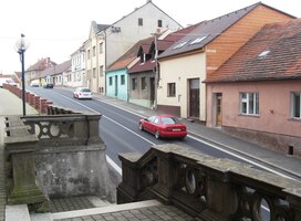 Pohled z rampy chrámu na severozápad