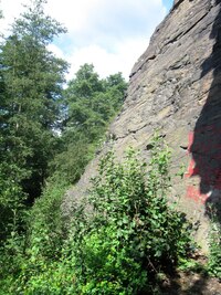 a překvapivě mohutných a strmých skal
