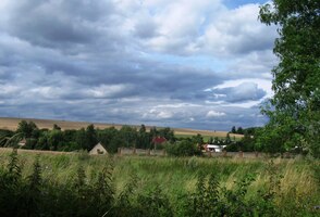 a na východě se objevuje obec Ledce