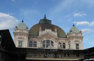 a nádraží, kde to všechno začínalo a končilo. I ouvertura se vydařila!