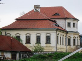 Zdevastovaný zámek ve vsi Příchovice