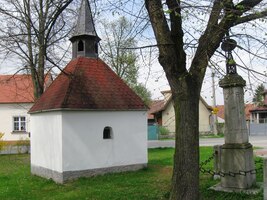 Za návsí tam stojí hospoda U buvola