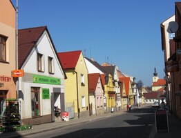 Touto "mnohastylovou" ulicí se jde ven z města