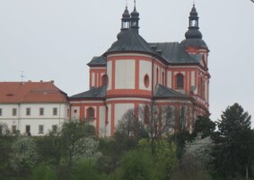 a pak vstupuje do města Přeštice