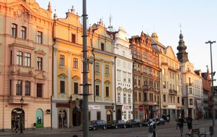 i palácům okolo něj,