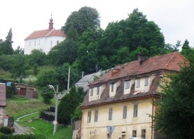 Nad městečkem Všeruby se rozkládá zámek