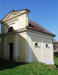 s vnější hrobkou Kolowratů a Pálffyů