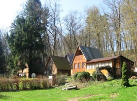 Jsou tu chatové a srubové osady