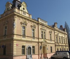 Blovickému náměstí vévodí budova gymnázia