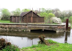vedle bývalého mlýna
