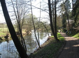 Cesta kolem řeky je dále již pohodlná