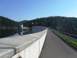 a pokračujeme na hráz místní přehrady