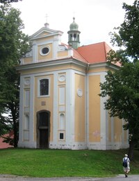 s pěkným návesním kostelem,