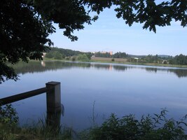 stříbrné i blankytné barvy