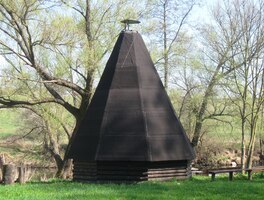 Vede kolem udíren ve tvaru indiánských Tý-Pý,