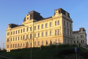 Nad ním se výhružně týčí budova soudu