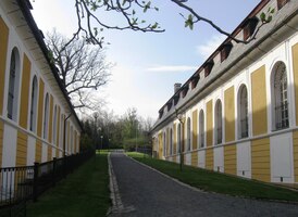 konírny a kdovíco ještě