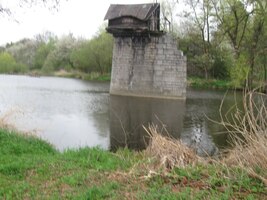 Hle, chaloupka na muří noze