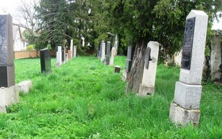 Před Vícovem je židovský hřbitov z poslední doby