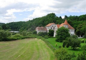 a scházíme do Dolan k řece