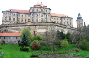 Rozlehlý zpustošený klášter v Chotěšově
