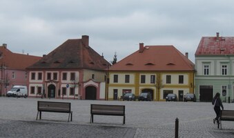 Pohled z okna od talíře se svíčkovou