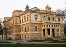 Do Štruncových sadů vstupujeme u parádní sokolovny