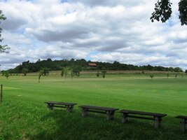 Ještě přes kopec s golfovým hřištěm