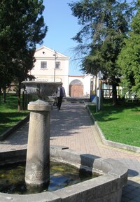 a stinný parčík s kašnou