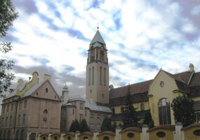 kolem mohutného kláštera benediktinů