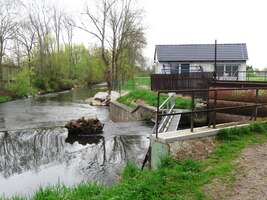 s malou elektrárnou na břehu