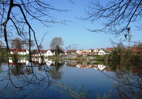 a víska Vlčice za ním