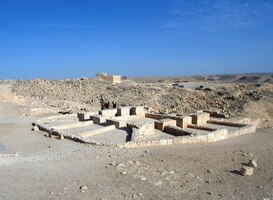 se zřetelnými stopami jejich půdorysů