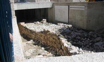 např. s vykopávkami původních městských hradeb,