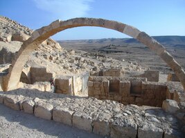 Pod tímto obloukem bývaly kdysi vinařské lisy