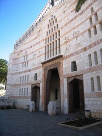 Dvoupatrový ! (přeložte si latinu nad portálem!)