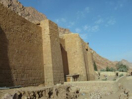 a je vybudován jako pevnost