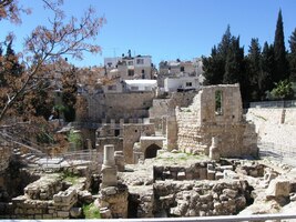 U ruin římských lázní začínají zastavení křížové cesty -