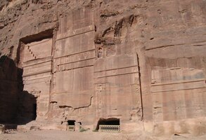 a průchod kolem jejích skvostů