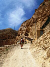 Stoupáme ke klášteru ve skalní stěně