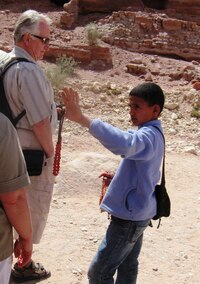 Před skalním městem Petra nás vítají malí prodavači