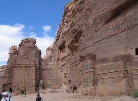 Soutěska se tu rozevírá do širšího skalního údolí