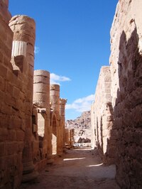 Postranní loď vypadá jako ulice