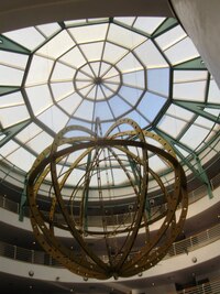 Má vysokou, téměř chrámovou kupoli