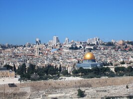 i když už je trochu kazí mrakodrapy v pozadí