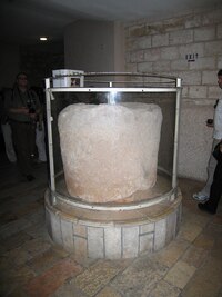 jenže - v kryptě je džbán, v němž se voda proměnila ve víno