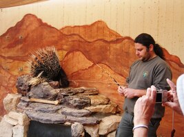 Tento mladík k ní patří