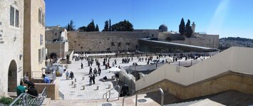 Celé nádvoří před Zdí nářků