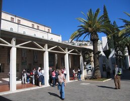 Vnější nádvoří komplexu lemuje dlouhý ambit